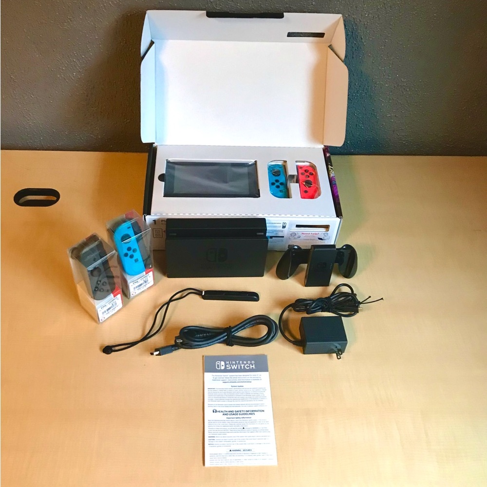 Nintendo Switch Console with Two Extra Joy-con Controllers Excellent Condition